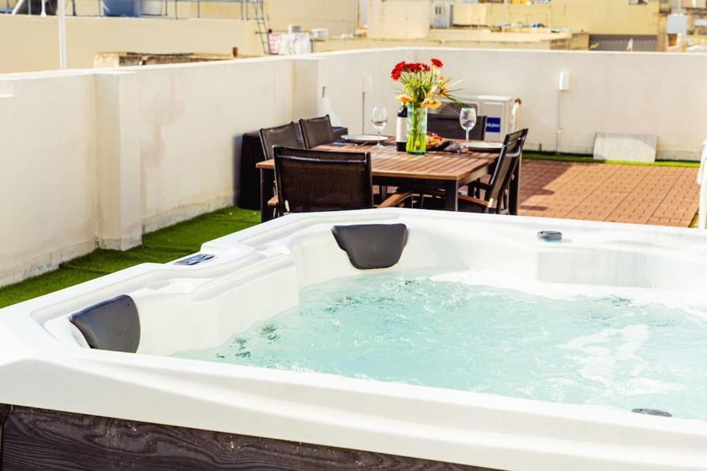 Апартаменты Luxury Designer Penthouse With Private Jacuzzi Слима Экстерьер фото
